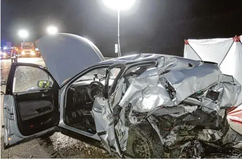 ?? Archivfoto: Christoph Bruder ?? Weil er vom Handy abgelenkt war, fuhr ein 19 Jähriger ungebremst auf dieses Auto auf. Ein 57 jähriger Mann starb.