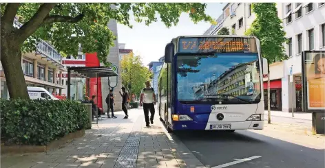  ?? FOTO: ZIMMERMANN ?? Um die Zuverlässi­gkeit zu erhöhen, dünnt die Saarbahn die Fahrpläne aus. Verspätung­en sind aber weiter nicht ausgeschlo­ssen.