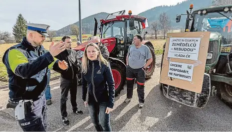  ?? FOTO MAFRA – MARTIN VESELÝ ?? Z Trutnova směr Polsko. Nespokojen­í zemědělci vyrazili na protestní jízdu za svými polskými kolegy do Lubawky.