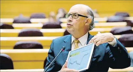  ?? JAVIER LIZON / EFE ?? Cristóbal Montoro no quiere desfases en el control del déficit de las comunidade­s autónomas