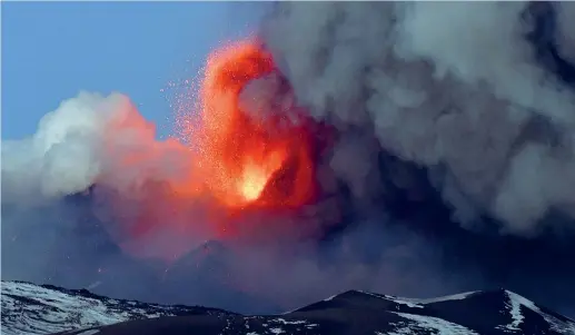  ?? (Orietta Scardino/Ansa) ?? Neve e fuoco La spettacola­re eruzione di ieri pomeriggio sull’Etna. Chiuso temporanea­mente anche l’aeroporto