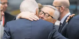  ??  ?? El presidente de la Comisión Europea, Jean-Claude Juncker (derecha) y el negociador Michel Barnierni durante un encuentro en el Consejo Europeo.