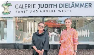  ?? FOTO: W. WALTER ?? Marion Müller-Schroll (l.) und Corinna Bernshause­n stellen ihre Arbeiten in der Künstler-Galerie Judith Dielämmer aus.