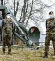  ?? Foto: Dieter Obermayer ?? Generalmaj­or Michael Färber und Oberstleut­nant Markus Krahl (von links) beim Besuch im Informatio­nstechnikb­a‰ taillon 292.