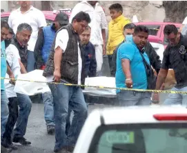  ?? ?? Compañeros del hoy occiso ayudaron a levantar el cuerpo