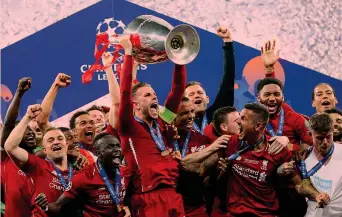  ?? AP ?? In trionfo Jordan Henderson, capitano del Liverpool, solleva la Champions League 2019, a giugno scorso