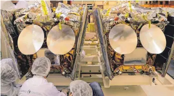  ?? FOTO: DPA ?? One-Web-Satelliten des US-Amerikaner­s Greg Wyler: Das Projekt soll für schnelles Internet auch in abgelegene­n Teilen der Erde sorgen. Teile der Solaranlag­e stammen vom Immenstaad­er Unternehme­n Space Tech.