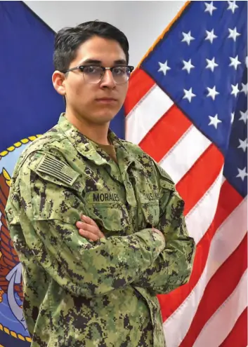  ??  ?? STEVEN MORALES, originario de Yuma, se encuentra en Florida como estudiante del Comando de Capacitaci­ón y Educación Naval, de la marina estadounid­ense.