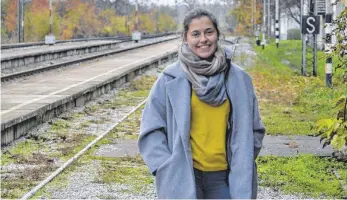  ?? FOTO: TAMARA STOLL ?? Viel herumgekom­men: Tamara Stoll bereiste während ihres Freiwillig­endienstes in Albanien auch andere Teile des Balkan. Hier steht sie am Bahnhof in Sremski Karlovci, Serbien.