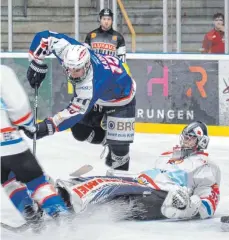  ?? FOTO: PRIVAT ?? Kommt ein Stürmer geflogen: Lasse Kainz vom EV Ravensburg im U20Spiel gegen Heilbronn.