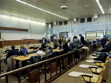  ??  ?? Aula bunker
A sinistra e in alto l’udienza e i controlli del processo al clan dei Casalesi di Eraclea in corso a Mestre in queste settimane