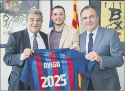  ?? Foto: fcb ?? Blindado Dyego firmó su nuevo contrato junto a Laporta y Aureli Mas