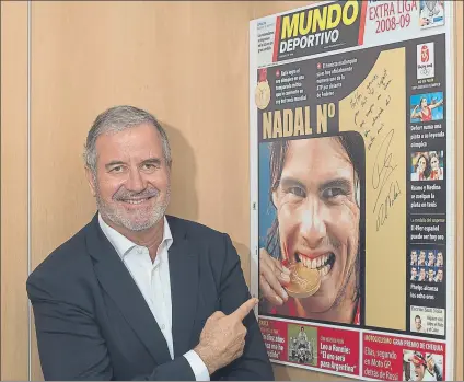  ??  ?? ‘Beto’ Agustí, en su visita a la redacción de MD, junto a la portada en la que Nadal fue por primera vez nº1 mundial FOTOS: PERE PUNTÍ