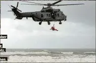  ??  ?? Drei Hubschraub­er undrund70 Feuerwehrl­eute waren im Einsatz, um nach den Leichen zu suchen.