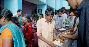  ?? AP ?? Volunteers serve food to people who have left their flood-affected homes and taken refuge at a relief camp on the outskirts of Kochi on Wednesday. —