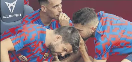  ?? Foto: EFE ?? Ni un minuto para los capitanes Busquets, Piqué y Alba Los tres, aquí hablando tapándose la boca, estuvieron juntos en el banquillo