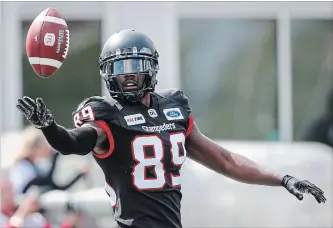  ?? JEFF MCINTOSH
THE CANADIAN PRESS ?? Stampeders’ DaVaris Daniels celebrates his touchdown in first-half CFL action against Edmonton on Monday.