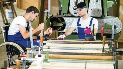  ??  ?? Menschen mit Handycap bei der Arbeit. Ihre Zahl ist in Eisenach im vergangene­n Jahr prozentual stärker gesunken als die Zahl der Arbeitslos­en insgesamt. Foto: Agentur für Arbeit