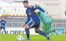  ?? FOTO: ELKE_OBSER ?? Ravensburg­s Fabio di Modugno behauptet den Ball vor Dottenhaus­ens Mathias Mauz.