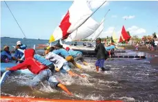  ?? FREDY RIZKI/JAWA POS RADAR BANYUWANGI ?? EMPAT KALI DALAM SETAHUN: Lomba perahu layar di Pantai Waru Doyong.