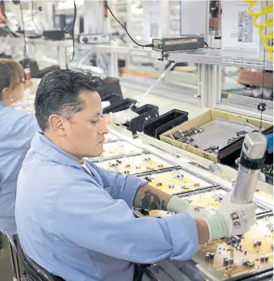  ??  ?? Proceso productivo. La industria electrónic­a tiene 8.500 empleados directos, según la AFARTE.