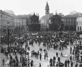  ?? Ansa/LaPresse ?? La piazza e la vittima Operai Fiat in piazza San Carlo a Torino nel 1969; a sinistra, Martine Beauregard, uccisa lo stesso anno: ne aveva 25