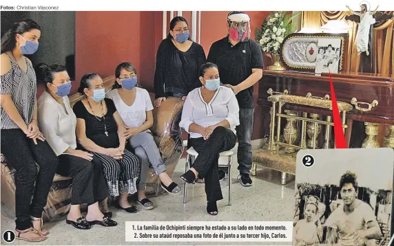  ?? Fotos: Christian Vásconez ?? 1. La familia de Ochipinti siempre ha estado a su lado en todo momento. 2. Sobre su ataúd reposaba una foto de él junto a su tercer hijo, Carlos.