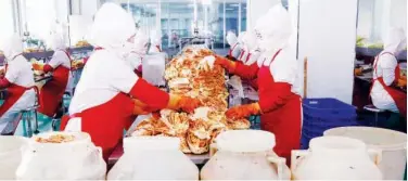  ?? Associated Press ?? ↑ Workers prepare fresh kimchi in Pyongyang on Tuesday.