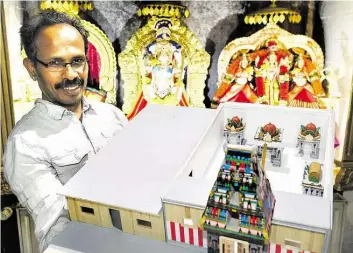  ?? BILD: CARMEN JASPERSEN ?? So soll der neue Tempel aussehen: Pathmakara­n Pathmanath­an, Gemeindesp­recher und Gründer der Hindu-Gemeinde in Bremen, hält das Modell in den Händen.