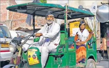  ?? ARUN SHARMA/HT PHOTO ?? Shobha Devi is an independen­t candidate from Tughlakaba­d village. Her campaign vehicle is the erickshaw that her husband, Subhash Singh, drives for a living in the area. Their neighbours donated money to buy loudspeake­rs.