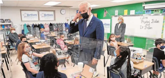  ?? AFP ?? El presidente Biden y su mujer (junto a la pizarra), durante la visita a una escuela en una localidad de Virginia