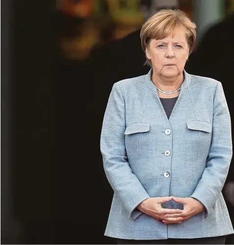  ?? Foto: Sean Gallup, Getty Images ?? Angela Merkel weiß ja um das Risiko, dass es ihr ähnlich ergehen könnte wie ihren Vorgängern, die alle den Zeitpunkt für einen geordneten Ausstieg verpasst haben. Nicht nur, weil sie nicht loslassen konnten. Sondern auch, weil es die objektiven...