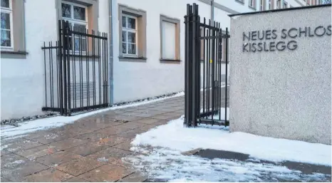  ?? FOTO: MARLENE GEMPP ?? Auf diesen Platten vor dem Neuen Schloss in Kißlegg rutschte Gerald Zudrell aus und brach sich den Unterschen­kel.