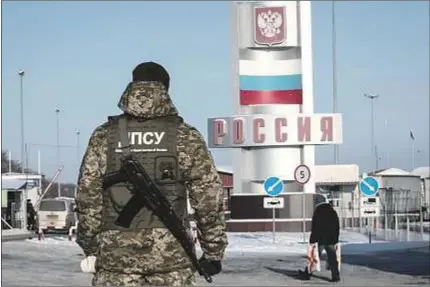  ?? REUTERS/Vyacheslav Madiyevsky ?? Un soldado del servicio de guardia de frontera de Ucrania vigilia el cruce de Goptovka en la frontera entre Rusia y Ucrania, en la región de Kharkiv (Ucrania) el pasado 28 de noviembre