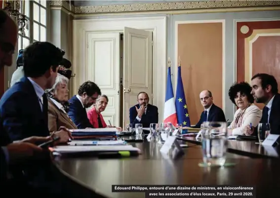  ??  ?? Édouard Philippe, entouré d'une dizaine de ministres, en visioconfé­rence avec les associatio­ns d'élus locaux, Paris, 29 avril 2020.