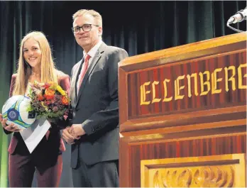  ?? FOTO: HAFI ?? Landrat Joachim Bläse hat Anna-Lisa Bohn als Spielleite­rin einen Ball überreicht.