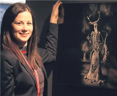  ??  ?? THE newly-announced winner of the Wellcome Image Awards 2017 has been unveiled in Dundee.
Chief executive officer of Dundee Science Centre Linda Leuchars is pictured with winner “Stickman”.
Part of a series called “Stickman – The Vicissitud­es of...