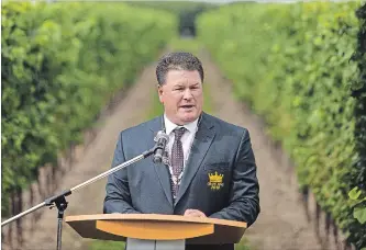  ?? BOB TYMCZYSZYN THE ST. CATHARINES STANDARD ?? Chris Van de Laar of Niagara-on-the-Lake addresses an audience after being introduced as the 2018 Grape King by Grape Growers of Ontario and Farm Credit Canada.