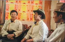  ??  ?? Sina Dingzhu (center) discusses with village officials the infrastruc­ture constructi­on.