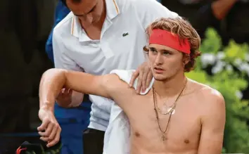  ?? Foto: Christophe Ena, dpa ?? Alexander Zverev musste in dieser Saison immer wieder an der Schulter behandelt werden.