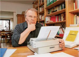  ?? Foto: Arne Dedert, dpa ?? Wilhelm Genazino, hier in seiner Wohnung, eröffnet den Bücherfrüh­ling in Augsburg.