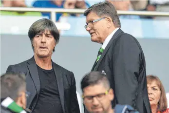  ?? FOTO: IMAGO ?? Tipps von Trainer-Legenden schaden nie – Joachim Löw (li.) mit Kult-Coach Hans Meyer.