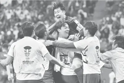  ?? — Gambar AFP ?? RAIKAN BERSAMA: Pemain Korea Selatan meraikan kejayaan menumpaska­n Arab Saudi melalui penentuan tendangan penalti pada perlawanan Piala Asia 2023 di Doha.