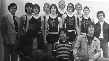  ?? Supplied ?? Daryl Katz, bottom right, shown with the junior boys basketball team at Jasper Place High School.