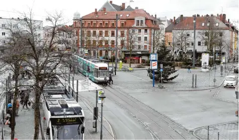  ?? Foto: Silvio Wyszengrad ?? Auf dem Helmut Haller Platz am Oberhauser Bahnhof kommen seit vielen Jahren Vertreter der Drogen und Alkoholike­rszene zusammen. Die Stadt hofft, dass der künftige „Betreute Treff“die Situation entspannt.