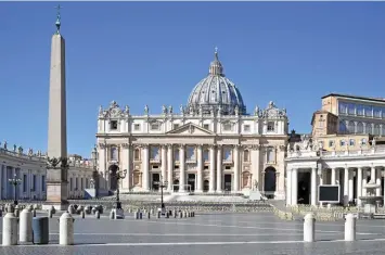  ?? — AFP ?? The Vatican’s deserted Saint Peter’s Square and its main basilica a day after they were closed to tourists as part of a broader clampdown aimed at curbing the Covid-19 outbreak.