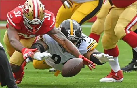  ?? Peter Diana/Post-Gazette photos ?? Steelers defensive end Tyson Alualu battles with 49ers running back Raheem Mostert for a loose ball.