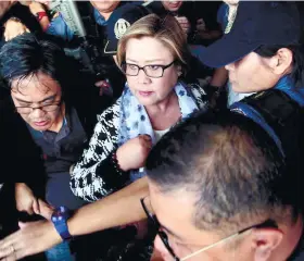  ?? SUNSTAR PHILIPPINE­S FOTO/ALFONSO PADILLA ?? SENATOR LEILA DE
LIMA turned herself over to Criminal Investigat­ion and Detection Group (CIDG) agents on February 24.
