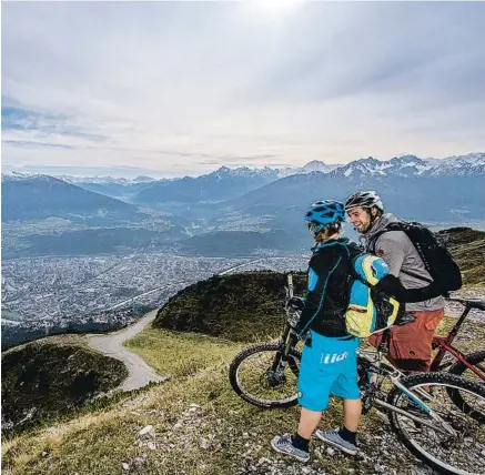  ??  ?? > EN ESTA CIUDAD RODEADA DE BELLAS MONTAÑAS HAY UN DEPORTE AL AIRE LIBRE QUE ES EL REY ENTRE LOS VISITANTES: EL SENDERISMO