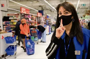  ?? (Photo Frantz Bouton) ?? Deuxième édition de « l’heure silencieus­e pour tous », hier, à Carrefour TNL à Nice.